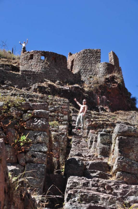 Explorando as ruínas incas de Pisac, no Valle Sagrado, nas proximidades de Cusco, no Peru